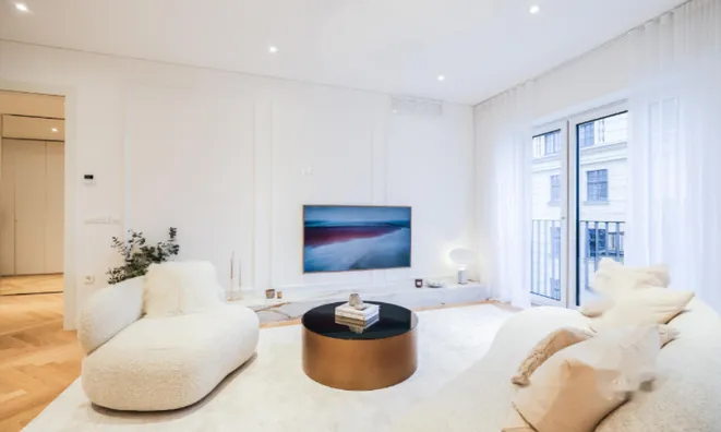 Недвижимость Двухкомнатная квартира в центре: 3