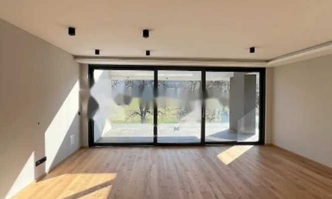 Недвижимость Четырехкомнатная квартира: 1