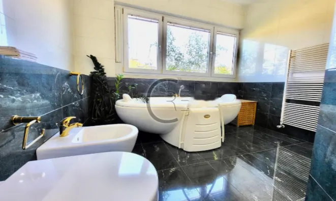 Недвижимость Четырёхкомнатная квартира Центр: 26