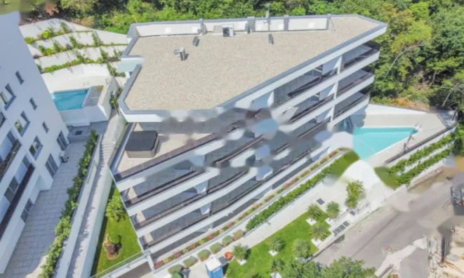 Недвижимость Четырехкомнатная квартира в центре: 1