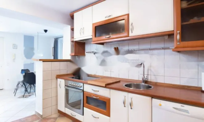 Недвижимость Трехкомнатная квартира Центр: 9