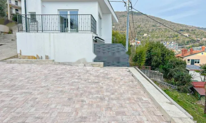 Недвижимость Трехкомнатная квартира в центре: 3