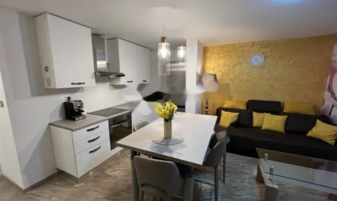 Недвижимость Двухкомнатная квартира в центре: 1