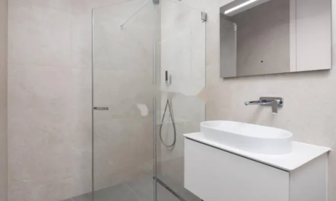 Недвижимость Трехкомнатная квартира в центре: 10