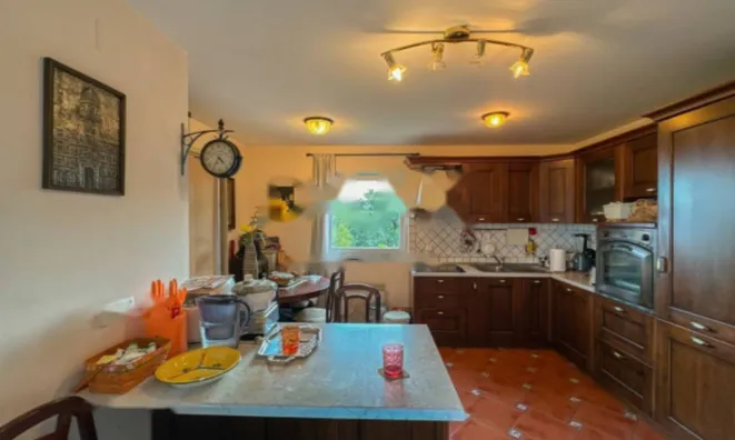 Недвижимость Трехкомнатная квартира центр: 25