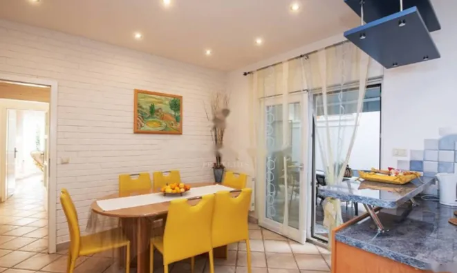 Недвижимость Четырехкомнатная квартира, Опатия: 9