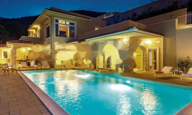 Недвижимость Семейная вилла 4 м², Запад: 1