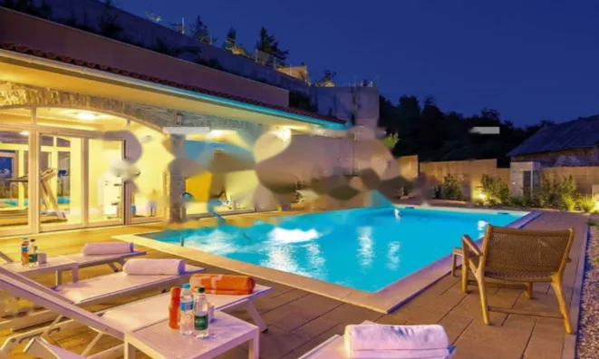 Недвижимость Семейная вилла 4 м², Запад: 2