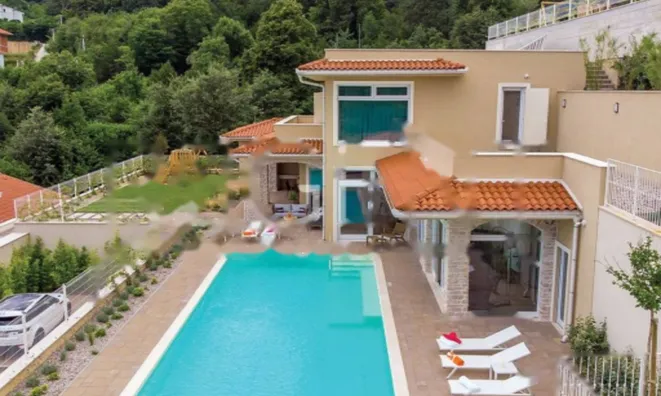 Недвижимость Семейная вилла 4 м², Запад: 3