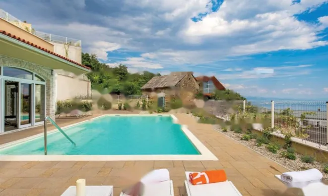 Недвижимость Семейная вилла 4 м², Запад: 4