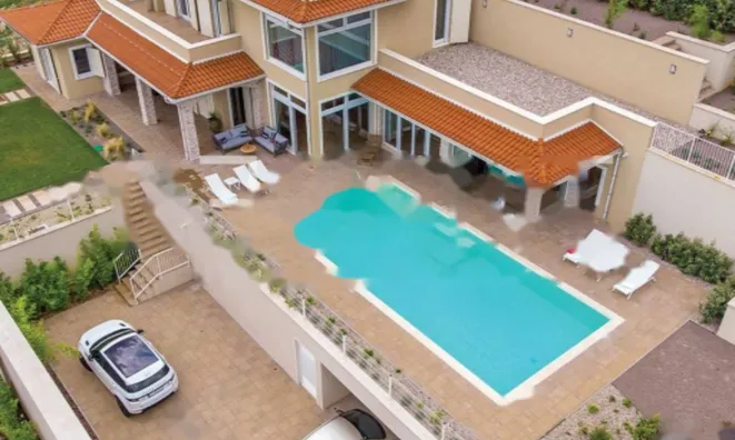 Недвижимость Семейная вилла 4 м², Запад: 6