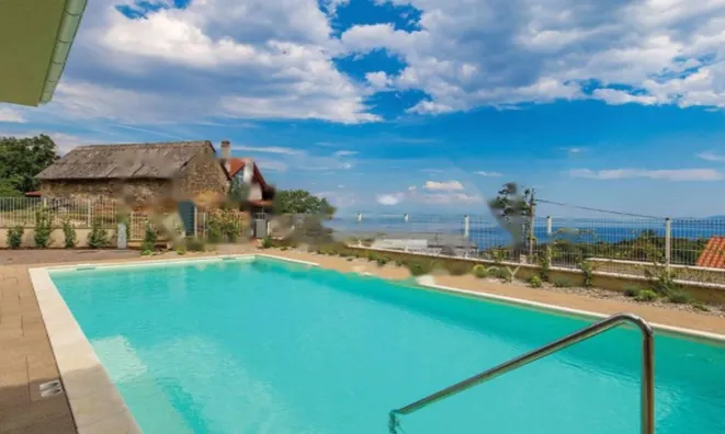 Недвижимость Семейная вилла 4 м², Запад: 7