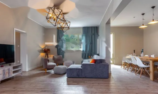 Недвижимость Семейная вилла 4 м², Запад: 9