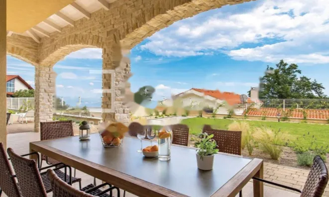 Недвижимость Семейная вилла 4 м², Запад: 12