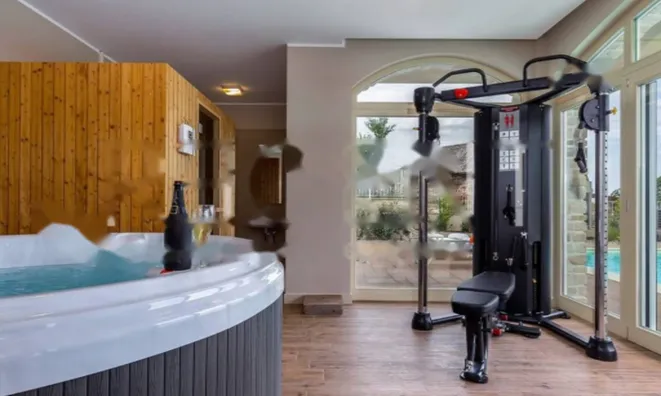 Недвижимость Семейная вилла 4 м², Запад: 15