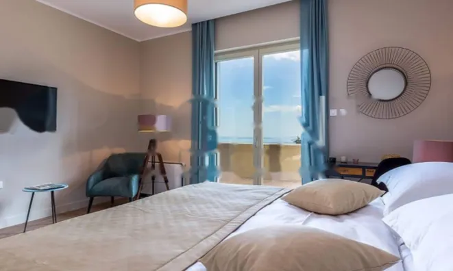 Недвижимость Семейная вилла 4 м², Запад: 17