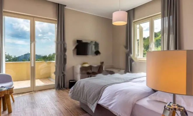 Недвижимость Семейная вилла 4 м², Запад: 19