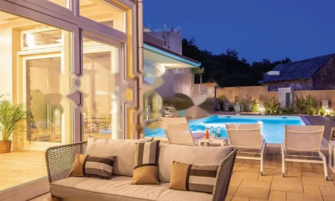 Недвижимость Семейная вилла 4 м², Запад: 22