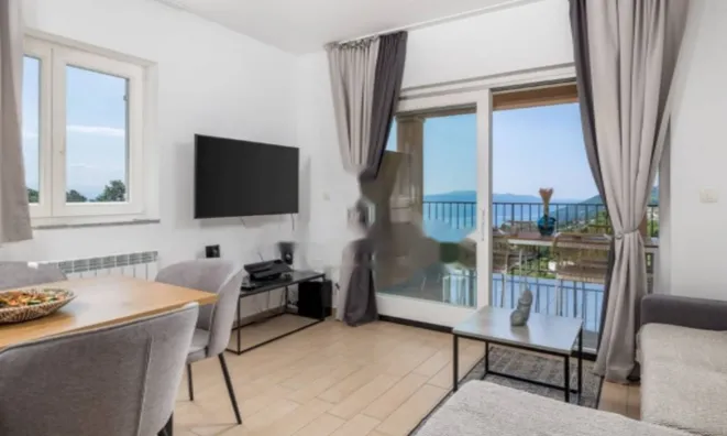 Недвижимость Трехкомнатная квартира в центре: 2