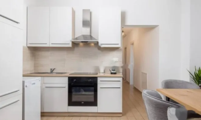 Недвижимость Трехкомнатная квартира в центре: 8