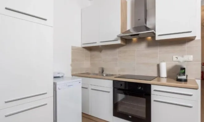 Недвижимость Трехкомнатная квартира в центре: 9