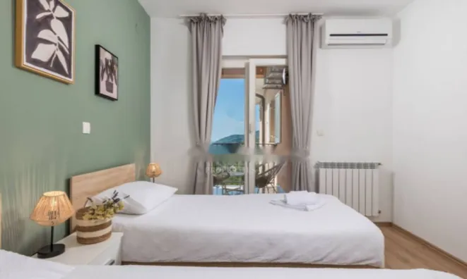 Недвижимость Трехкомнатная квартира в центре: 12