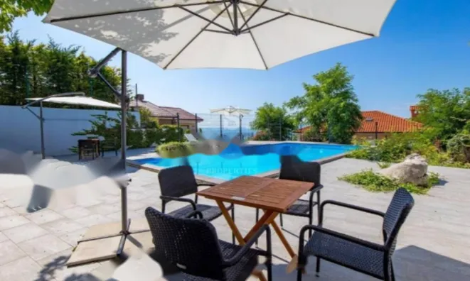 Недвижимость Трехкомнатная квартира в центре: 24