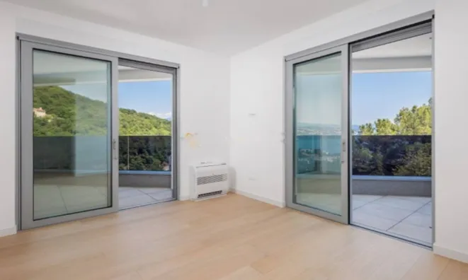 Недвижимость Четырёхкомнатная квартира, центр: 8