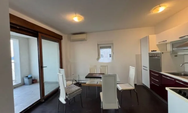 Недвижимость Двухкомнатная квартира в центре: 4