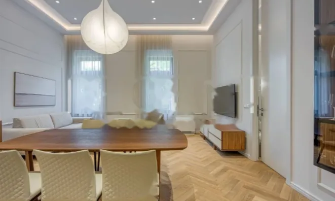 Недвижимость Трехкомнатная квартира в центре: 1