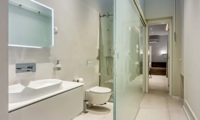 Недвижимость Трехкомнатная квартира в центре: 6