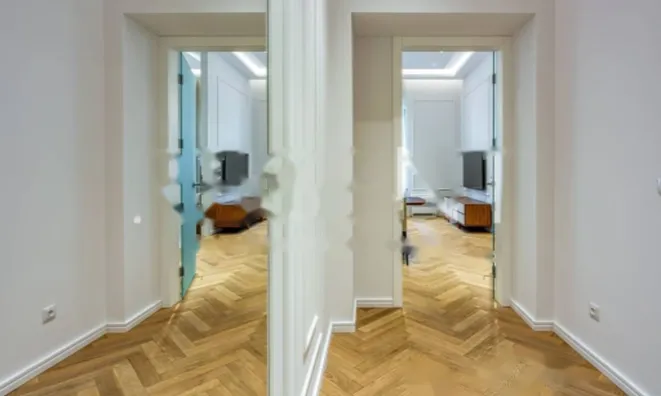 Недвижимость Трехкомнатная квартира в центре: 8