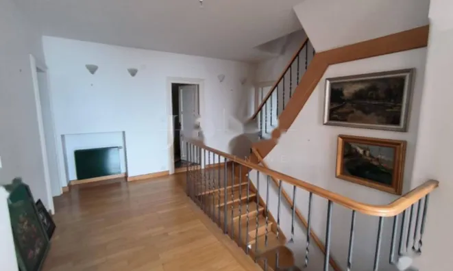 Недвижимость Семейный дом 369 м², Центр: 5