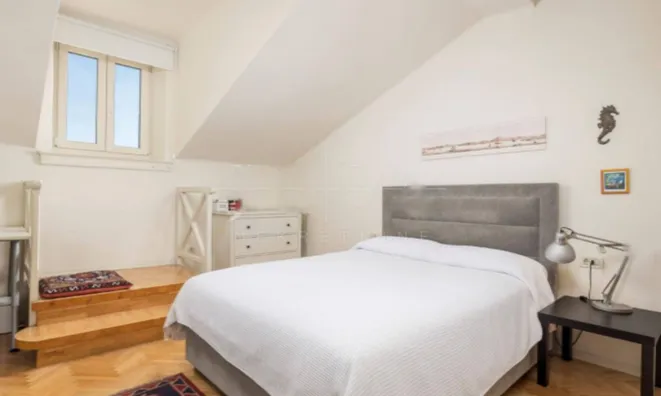 Недвижимость Четырехкомнатная квартира, Центр : 8