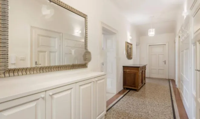 Недвижимость Четырехкомнатная квартира, Центр : 11