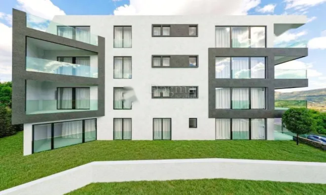 Недвижимость Трехкомнатная квартира в центре: 4