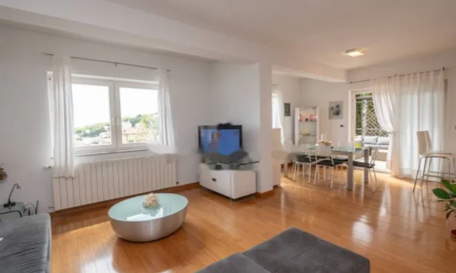 Недвижимость Трехкомнатная квартира, Центр: 5