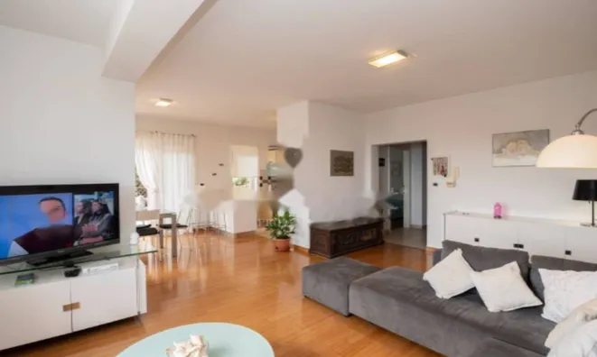 Недвижимость Трехкомнатная квартира, Центр: 7