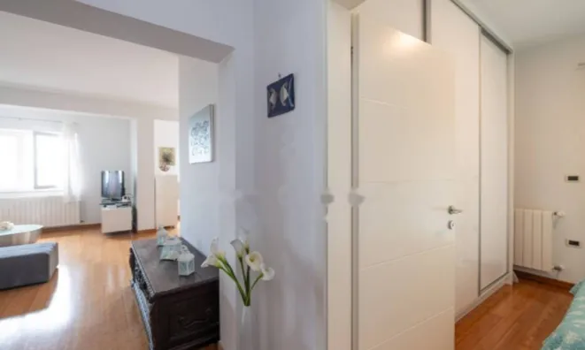 Недвижимость Трехкомнатная квартира, Центр: 9