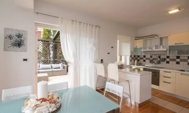 Недвижимость Трехкомнатная квартира, Центр: 15