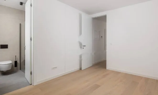 Недвижимость Трехкомнатная квартира в центре: 18