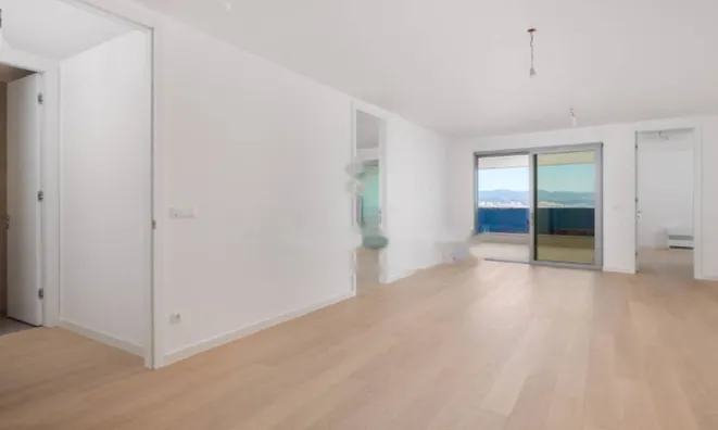 Недвижимость Трехкомнатная квартира в центре: 12