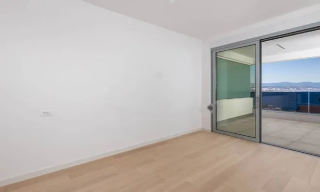 Недвижимость Трехкомнатная квартира в центре: 23