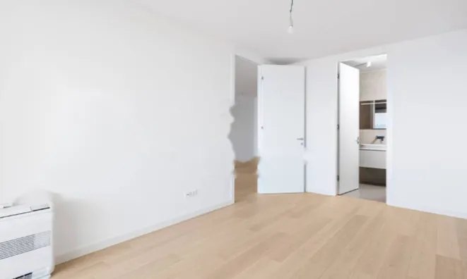 Недвижимость Трехкомнатная квартира в центре: 24