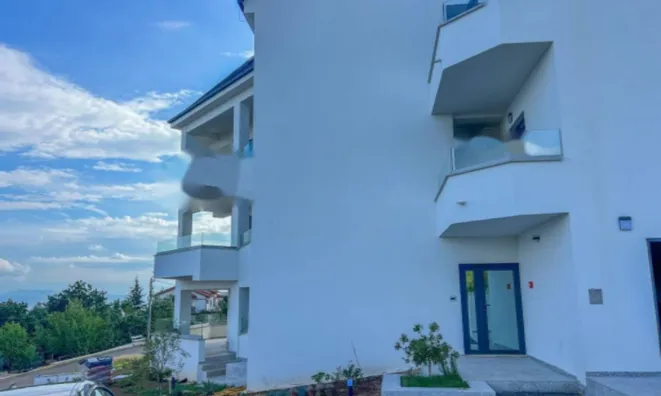 Недвижимость Двухкомнатная квартира в центре: 1