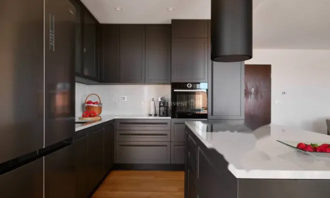 Недвижимость Четырехкомнатная квартира в центре: 14