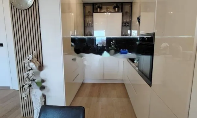 Недвижимость Трехкомнатная квартира в центре: 2