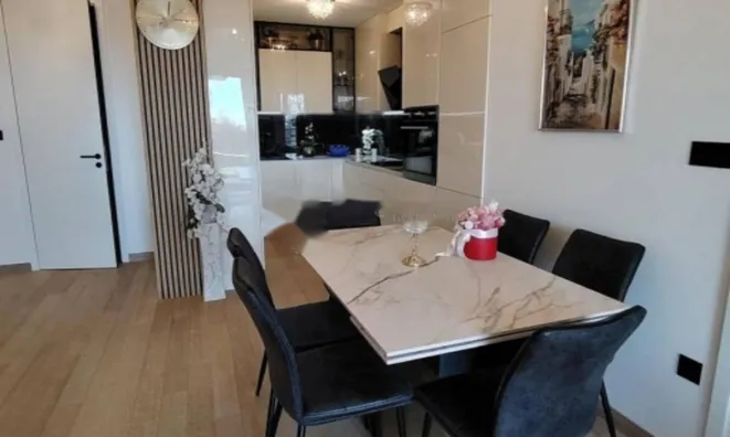 Недвижимость Трехкомнатная квартира в центре: 4