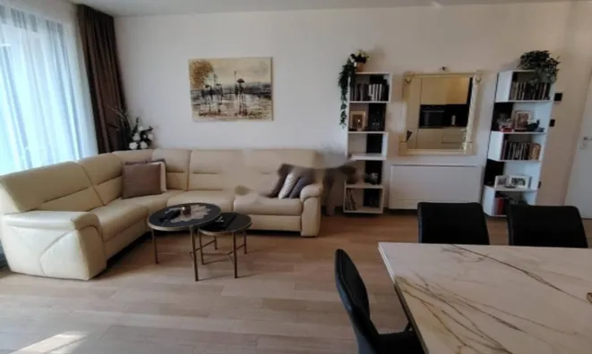 Недвижимость Трехкомнатная квартира в центре: 5