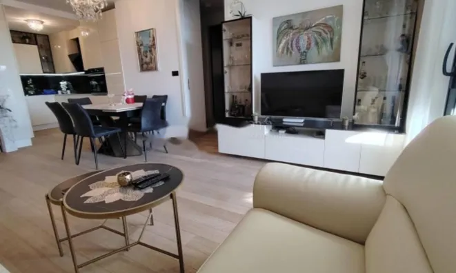 Недвижимость Трехкомнатная квартира в центре: 7